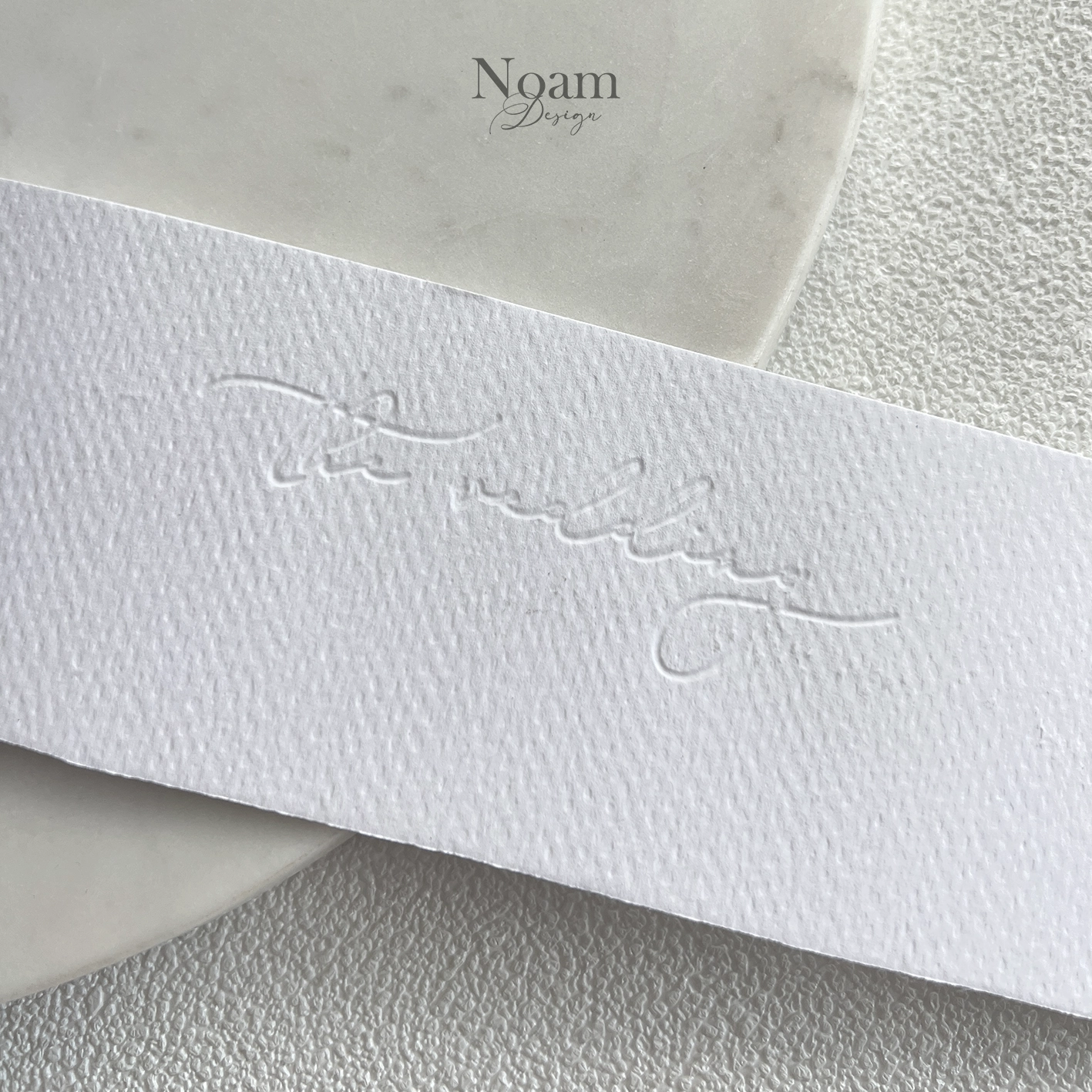 כולל לוגו מוטבע/מובלט (שקוף)